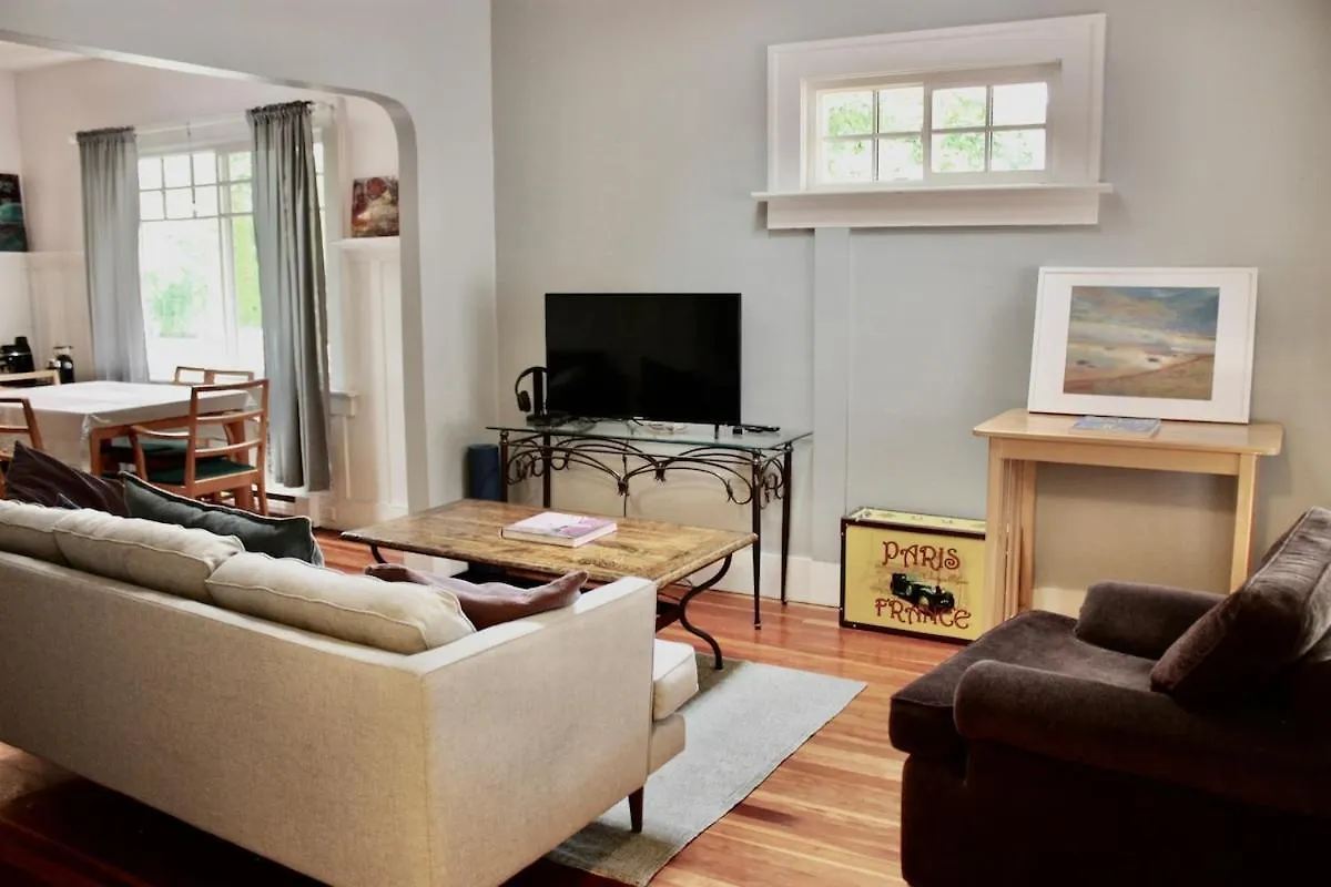 Craftsman Home In Popular East Village Vancouver Holiday home