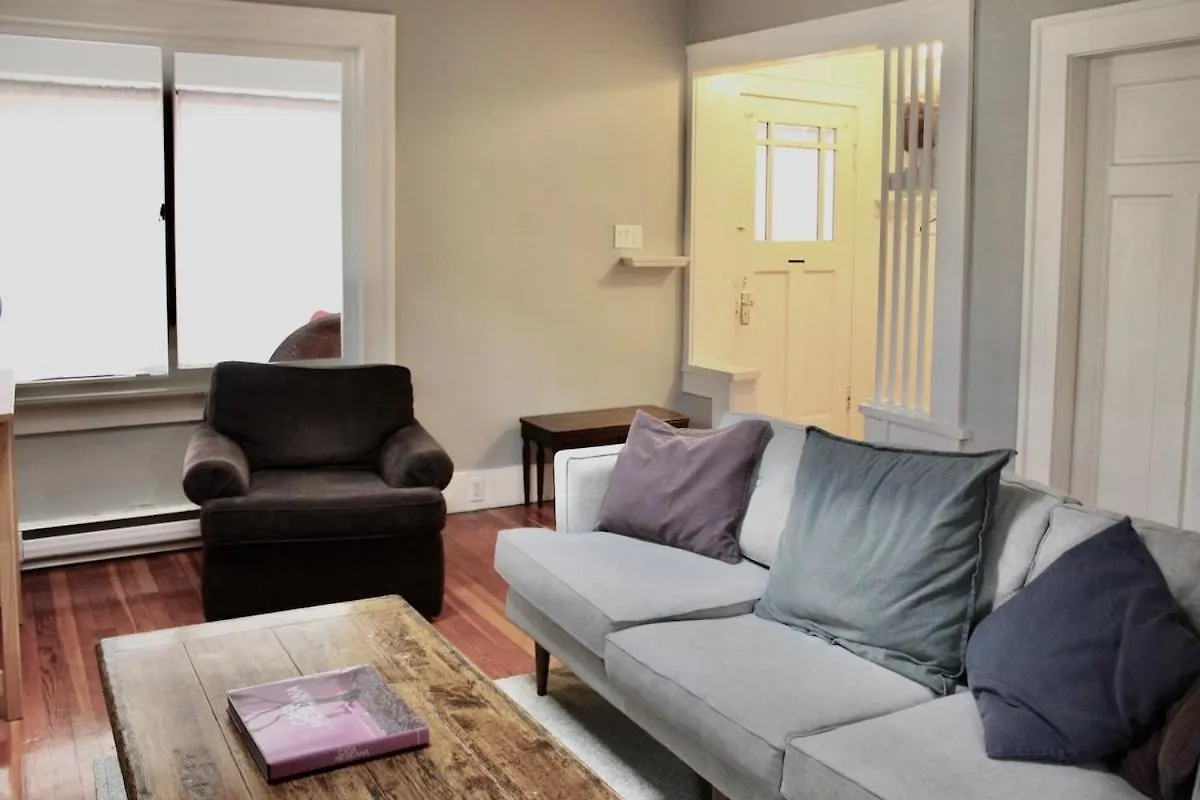 Craftsman Home In Popular East Village Vancouver Holiday home